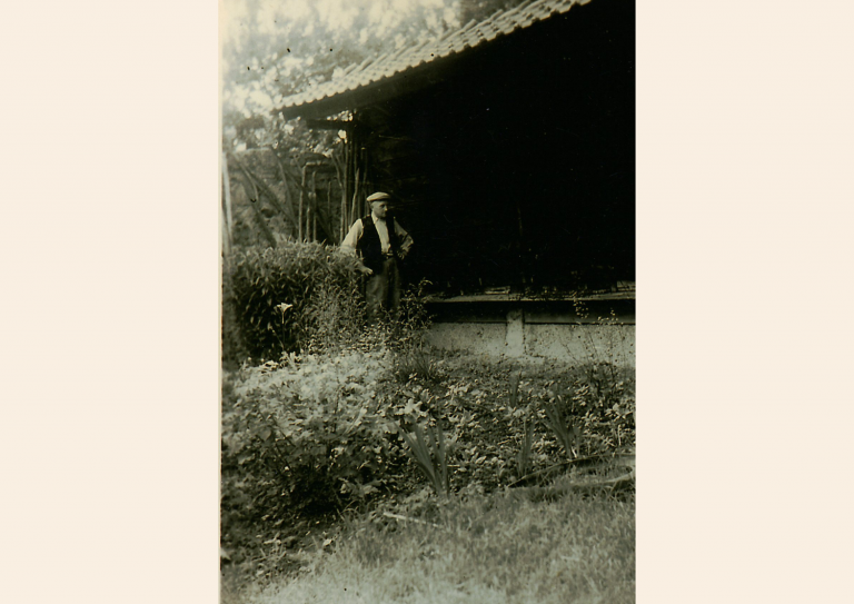Joseph Weiss devant son rucher d'Oberentzen (grand père de Jean-Luc)