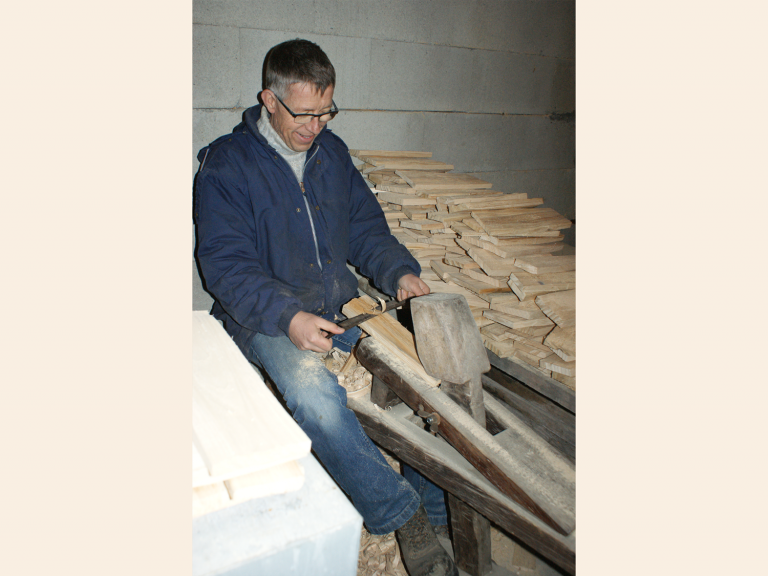 Planage des tuiles au banc d’âne